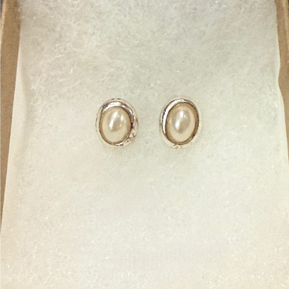 Elegant Silver Pearl Stud Vintage Earrings - Picture 1 of 1
